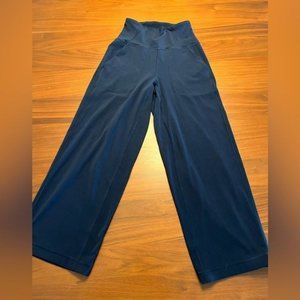 Lululemon crop capri wide leg pant, Size 2, Blue, Side Pockets, Track Yoga